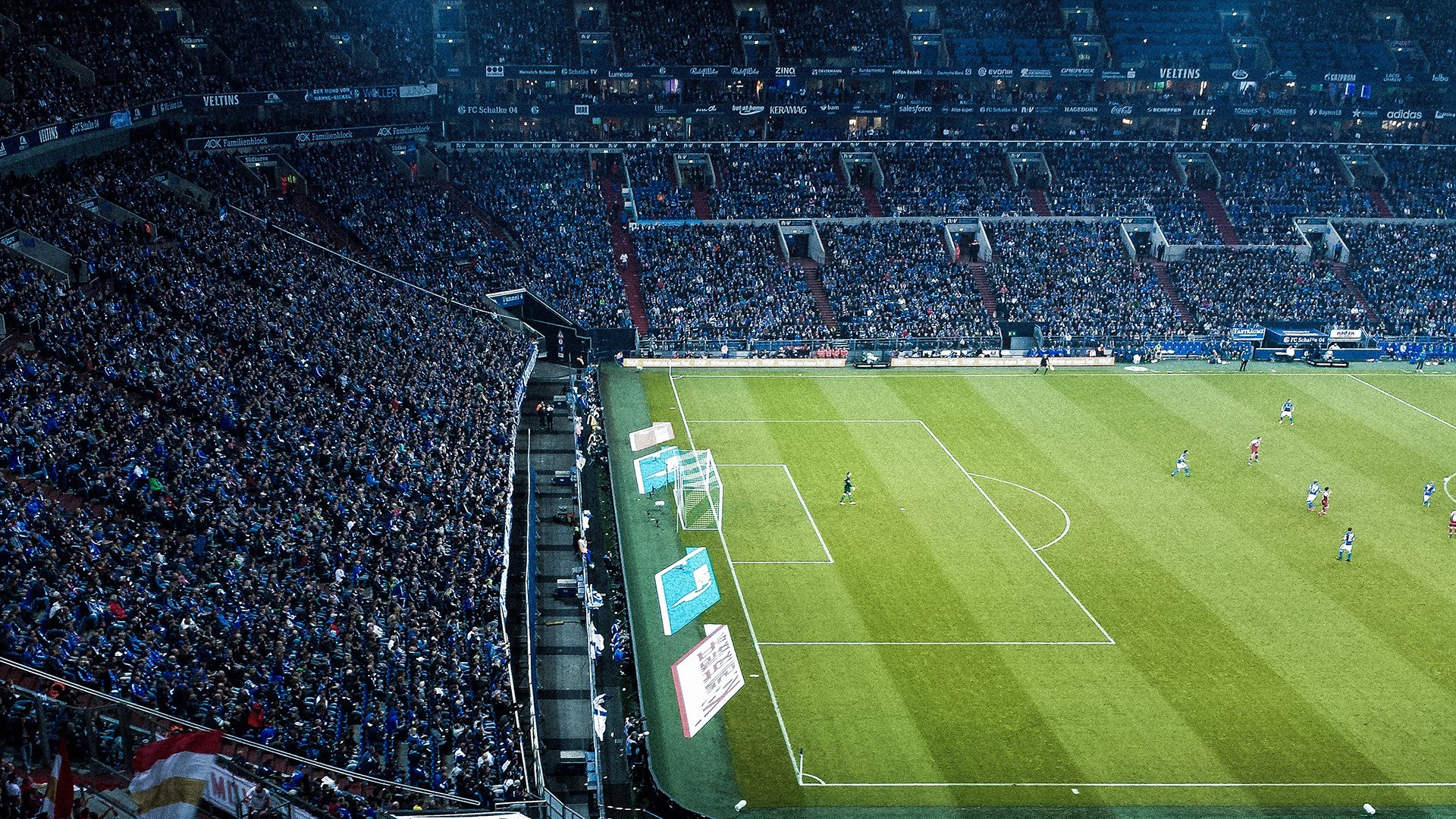 当尤文掀翻巴黎，拉什福德点燃赛场，足球之夜的双重狂想曲