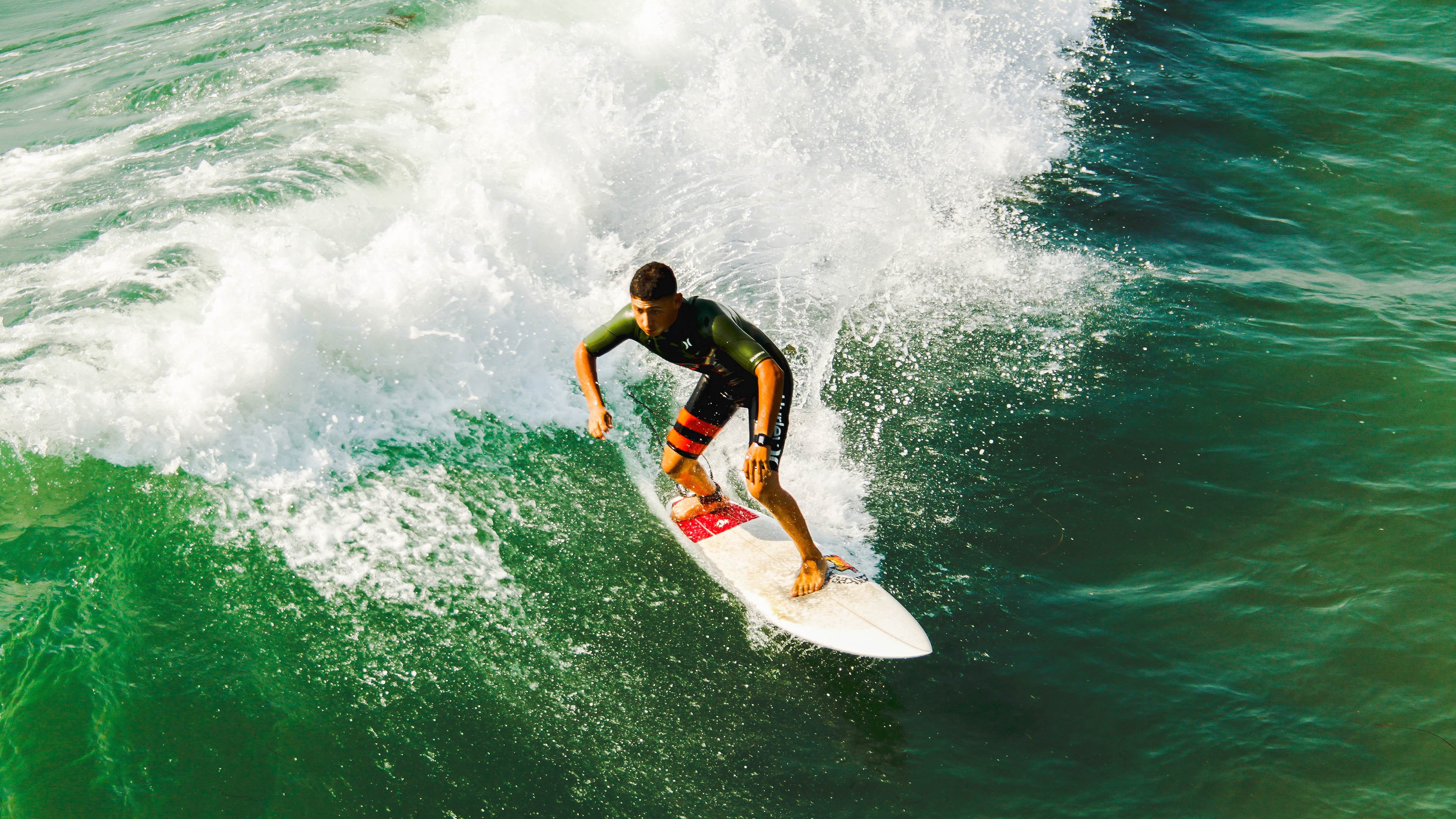 梅西的魔法之夜，里昂碾压莱比锡红牛，球王统治全场
